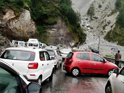 Badrinath Highway: बदरीनाथ नेशनल हाईवे पर पहाड़ से गिर रहे पत्थर, जाम में घंटों फंसे रहे हजारों टूरिस्ट