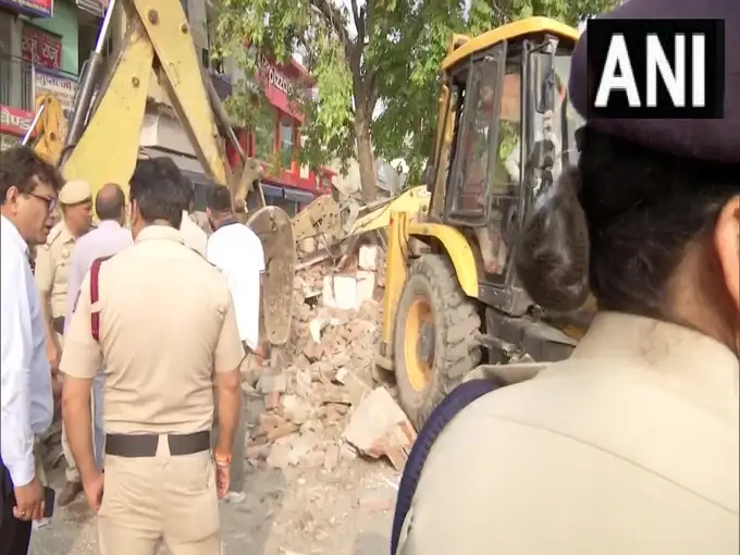 दिल्ली के भजनपुरा में रास्ते से मंदिर और मजार हटाया