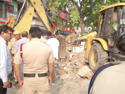 दिल्ली: भजनपुरा में सुबह-सुबह हटाई गई मजार और मंदिर, मौके पर भारी पुलिस बल रहा तैनात