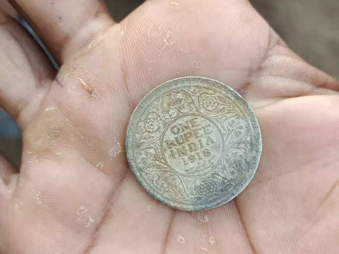 सिक्के पर लिखा है- One Rupee India 1916