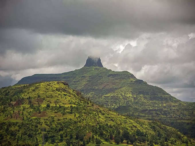 छूते बादलों के बीच 