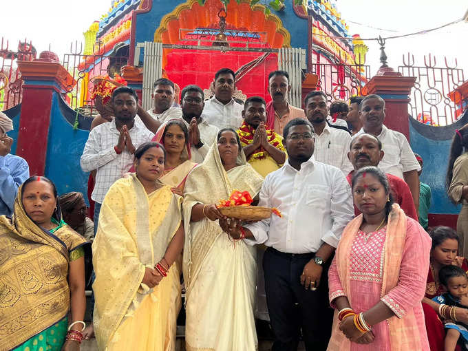 मंत्री पद के लिए शपथ लेने के पहले बेबी देवी ने मां छिन्नमस्तिका मंदिर में पूजा की