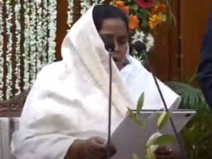 शिक्षामंत्री बेबी देवी ने मंत्री के रूप में शपथ ली
