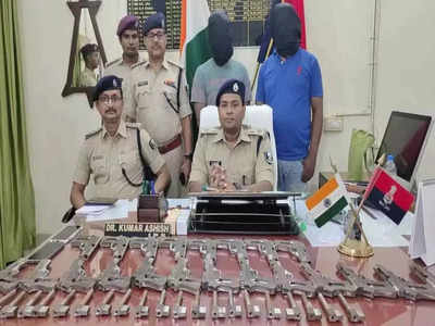 Bihar Crime News: हाजीपुर रेलवे स्टेशन प्लेटफॉर्म से कई अर्धनिर्मित हथियार बरामद, 2 गिरफ्तार