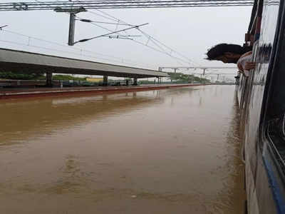 Dumka News: श्रावणी मेले में रेलवे की तैयारी की खुली पोल, बारिश में बासुकीनाथ स्टेशन जलमग्न