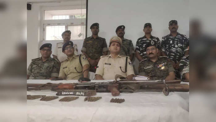 Gaya News: गया पुलिस को मिली बड़ी सफलता, नक्सलियों के ठिकाने से AK-47 राइफल समेत भारी मात्रा में असलहा बरामद