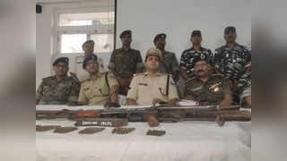 Gaya News: गया पुलिस को मिली बड़ी सफलता, नक्सलियों के ठिकाने से AK-47 राइफल समेत भारी मात्रा में असलहा बरामद