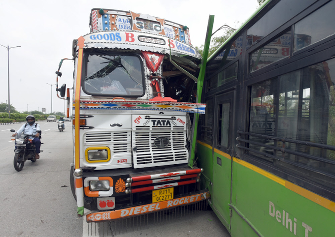 बस को पीछे मारी टक्कर