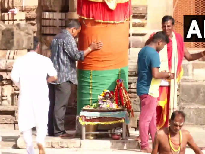 ओडिशा : लिंगराज मंदिर में भक्तों ने की पूजा