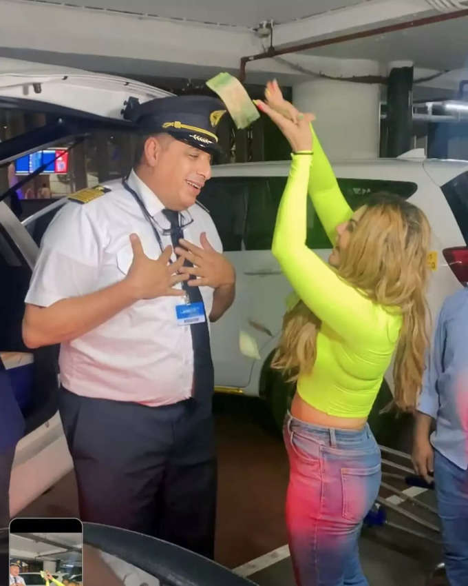 Rakhi Sawant blew indian currency on the pilot