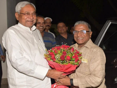 Bihar Politics: नीतीश कुमार और हरिवंश में डेढ़ घंटे मुलाकात, क्या बिहार में कुछ बड़ा होने वाला है?