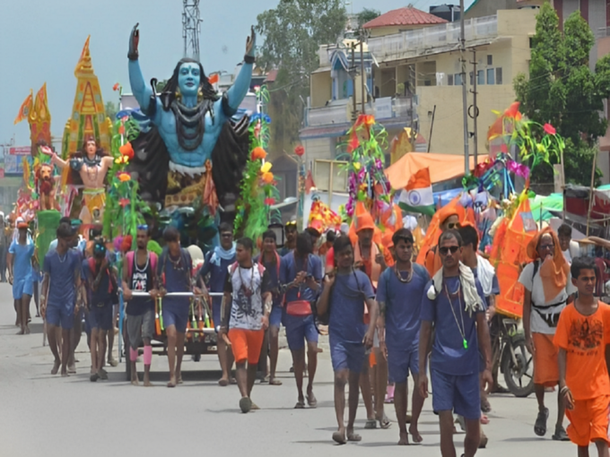 सड़कों पर दिखने लगा है आस्था का सैलाब