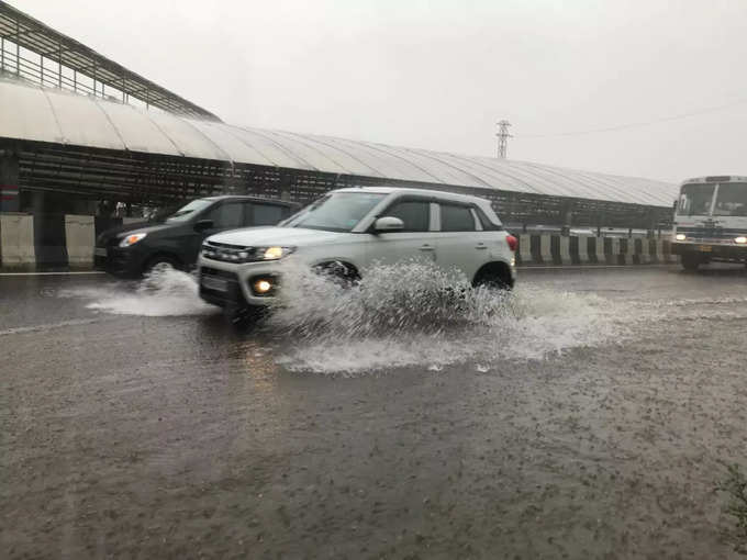 बार‍िश के चलते सड़कों पर भरा पानी 