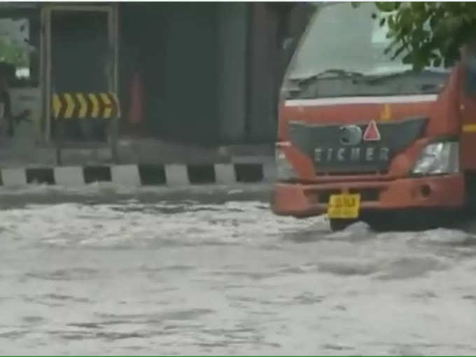 बार‍िश के चलते यहां लगा जाम 