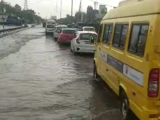 ​नरसिंहपुर के पास लगा जाम 