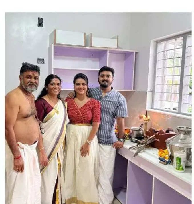  വാടകവീട്ടിൽ നിന്നും പുത്തൻ വീട്ടിലേക്ക്  