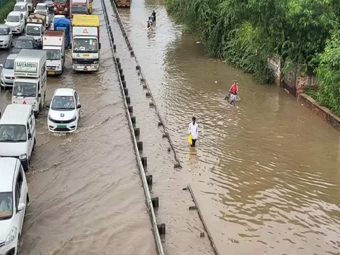 ​ट्रैफिक की रफ्तार को लगी ब्रेक