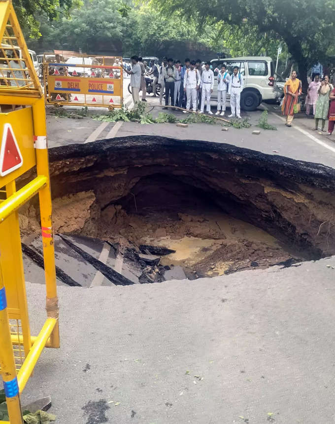 बैरिकेडिंग की गई