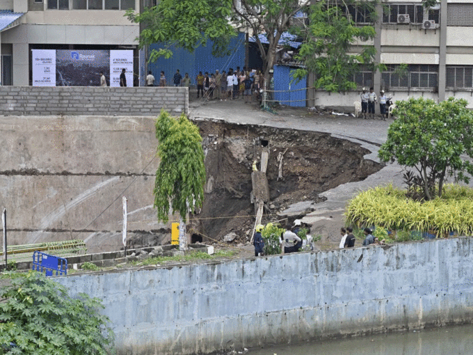 ​खुदाई के बाद नाले से रिसाव​