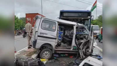 डिवाइडर तोड़कर DTC बस में घुसी वैन, दिल्ली में भीषण सड़क हादसे में 3 की मौत, 8 घायल