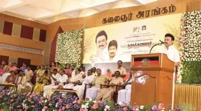 தனது மைத்துனரின் மகன் திருமணத்தை தாலி எடுத்துக் கொடுத்து நடத்தி வைத்தார் முதல்வர் ஸ்டாலின்.