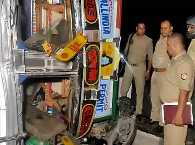 Kanpur Accident: कानपुर में फ्लाईओवर पर ट्रक पलटा, दो बाइक सवार दबे, एक की मौत