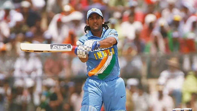 2004 में पहली बार भारत के लिए खेले धोनी