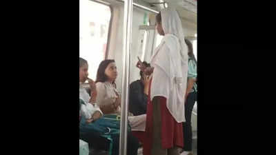 Delhi Metro: अब दिल्ली मेट्रो में भीख मांगते किन्नर का वीडियो सामने आया, भड़के लोगों ने DMRC को कहा भला-बुरा