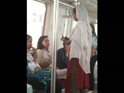 Delhi Metro: अब दिल्ली मेट्रो में भीख मांगते किन्नर का वीडियो सामने आया, भड़के लोगों ने DMRC को कहा भला-बुरा
