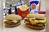 तुम्ही खात असलेल्या बर्गरमध्ये मोठे बदल; McDonalds ने मेन्यूमधून हटवला टोमॅटो; ग्राहकांना कारण सांगितलं...