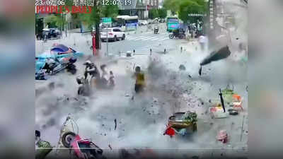 China Building Collapse: चीनी निर्माण से बचके! लोगों पर भरभराकर गिर पड़ी बिल्डिंग की टाइल्स, देखें दिल दहलाने वाला वीडियो