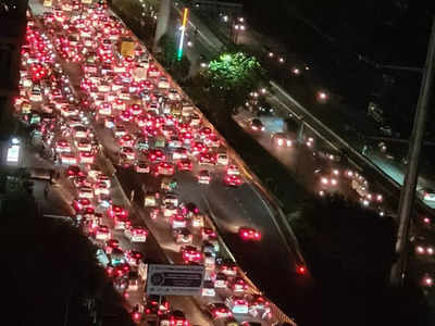 सड़क पर घंटों तक रेंगती रही हजारों गाड़ियां, ग्रेटर नोएडा में ट्रैफिक जाम का सीन डरा रहा है