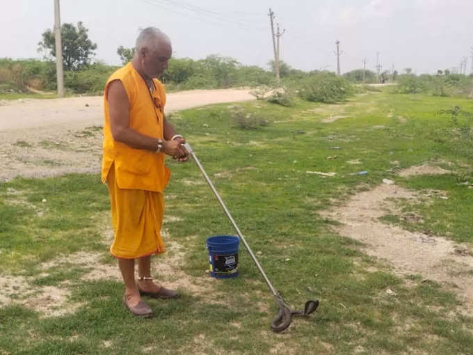 त्रिवेणी नदी में नहाने के दौरान विषैले सांप को किया था रेस्क्यू​