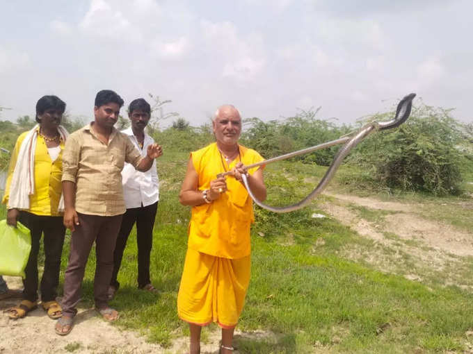 और इस तरह सर्प मित्र बन गए सीताराम बाबा