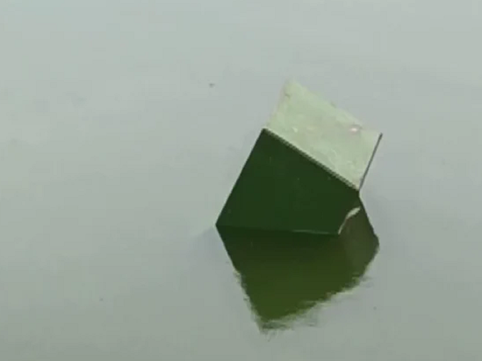 पानी में फेंका बैलेट बॉक्स