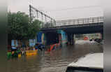 दिल्ली में जमकर बरसी सावन की घटा, सड़कें पानी-पानी, ट्रैफिक जाम, देखें तस्वीरें