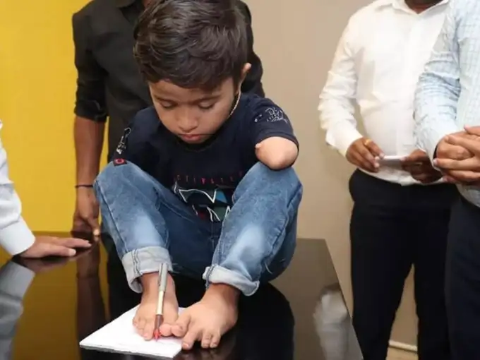 ​पढ़ाई में आड़े आ रही थी गरीबी