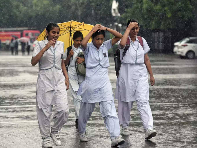 ​भरी बारिश में निकल पड़ीं स्कूली छात्राएं 