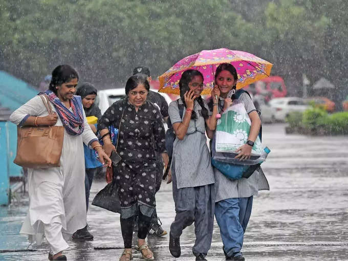 ​दिल्ली की बारिश और स्कूली छात्राएं
