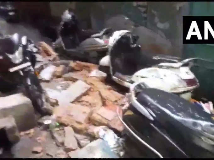 दिल्ली: सीलमपुर इलाके में आज दोपहर बारिश के कारण एक मकान का छज्जा गिरने से 2 लोग घायल हुए हैं। दोनों को जीटीबी अस्पताल में भर्ती कराया गया है।