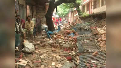 स्कूल की दीवार गिरी, मकान का छज्जा, सड़क के बीच हुआ गड्ढा, दिल्ली में जमकर मचाई बारिश ने तबाही