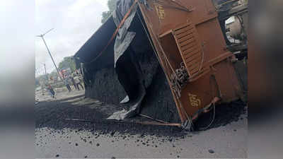 Pune Accident: कोळशाच्या ट्रकचा टायर फुटला, दुभाजकाला तोडून पलटी; पुण्यात भीषण अपघात