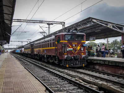 खतरे के निशान से ऊपर यमुना, रेलवे ने दिल्ली में पुराने यमुना ब्रिज पर रेल यातायात किया बंद, 14 ट्रेनों का रूट बदला