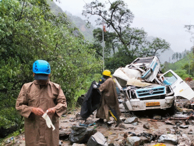 Uttarakhand Landslide: गंगोत्री हाइवे से जा रहे तीन वाहनों पर गिरा बोल्डर, 4 की मौत, 26 बाल-बाल बचे