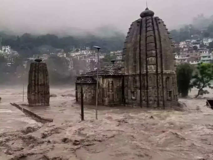 मंदिर को चारों ओर से बाढ़ ने घेरा