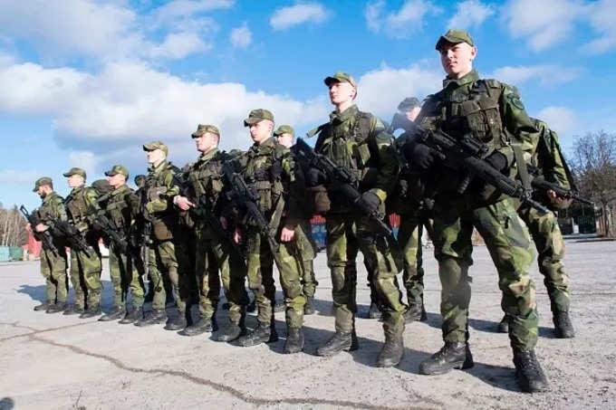 स्वीडन की तीनों सेनाओं में कुल कितने सैनिक