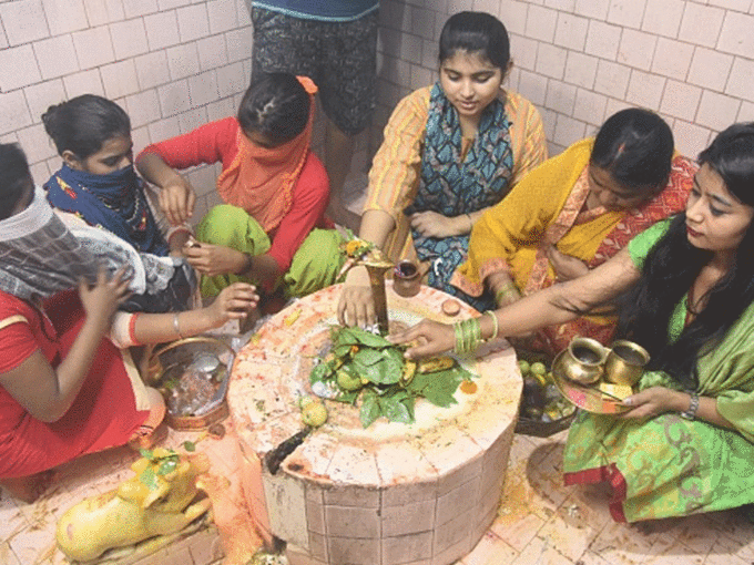 चंदन से त्रिपुंड बनाएं