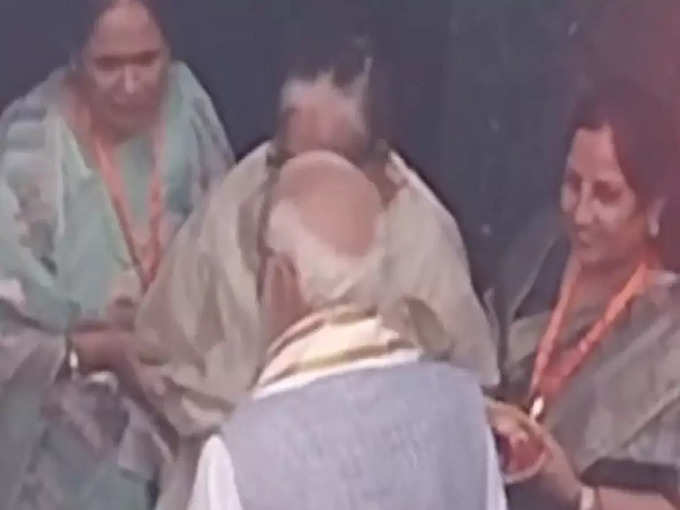 पंकज चौधरी की मां से मुलाकात करते हुए पीएम नरेंद्र मोदी