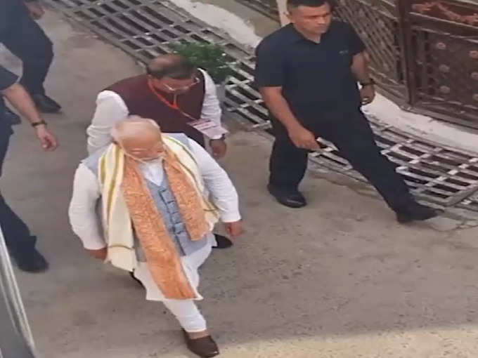 पैदल चलकर केंद्रीय मंत्री के घर तक पहुंचे प्रधानमंत्री मोदी
