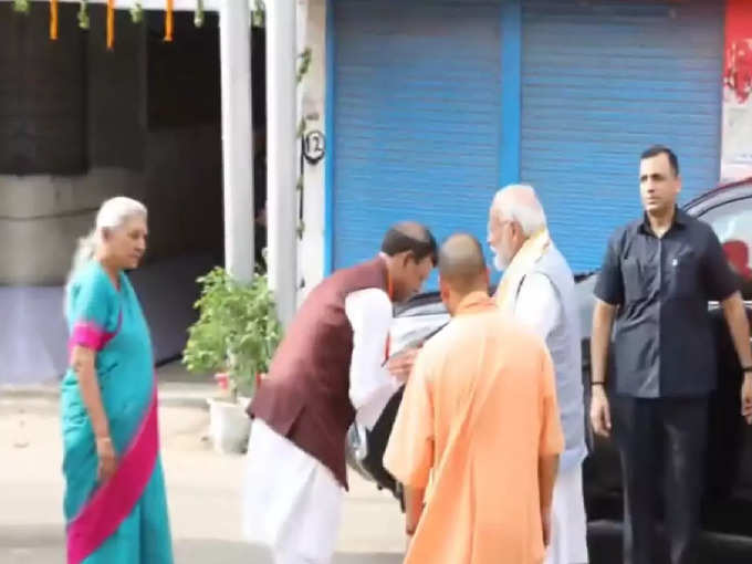 पीएम नरेंद्र मोदी के आवास पर पहुंचने पर स्वागत करते केंद्रीय मंत्री